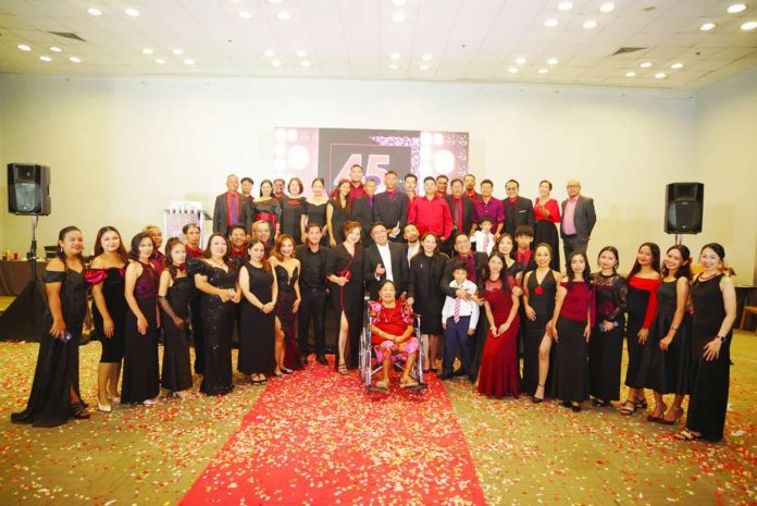 Panay News’ co-founder, Madam Maria Santillan Fajardo, with children and grandchildren, and Panay News employees.
