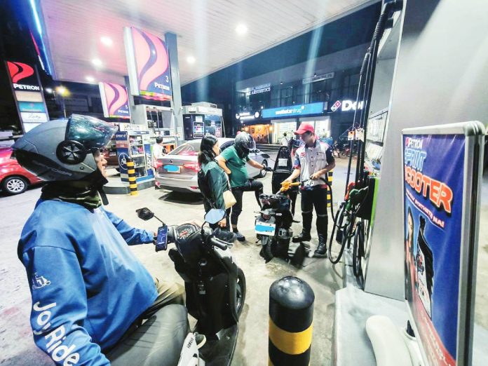 GAS STATION QUEUE Cars and motorcycles refuel at a gasoline station in Quezon City. Misleading messages spread across social media platforms warn of a supposed power shutdown beginning April 20, prompting households to stockpile emergency supplies such as power banks, solar devices, rechargeable fans, flashlights, candles, food, medicine, and water.