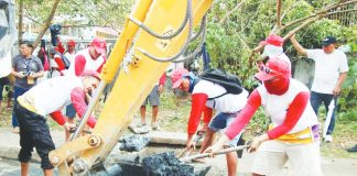Beneficiaries of the TUPAD program in Roxas City carried out canal clearing activities as part of efforts to promote environmental protection while providing temporary livelihood support to informal workers. DOLE-WV PHOTO