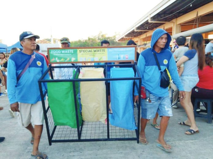 Roxas waste segregation copy Vendors and customers at Pueblo Market in Roxas City are encouraged to follow proper waste segregation using designated bins for recyclable, special, and food waste, as part of the city government’s campaign to promote cleanliness and environmental responsibility. MAYOR RONNIE DADIVAS FB PHOTO