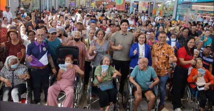 Roxas_seniors_compressed_resized A total of 133 senior citizens in Roxas City received their cash gifts under the Expanded Centenarians Act Cash Benefits Program. MAYOR RONNIE DADIVAS PHOTO