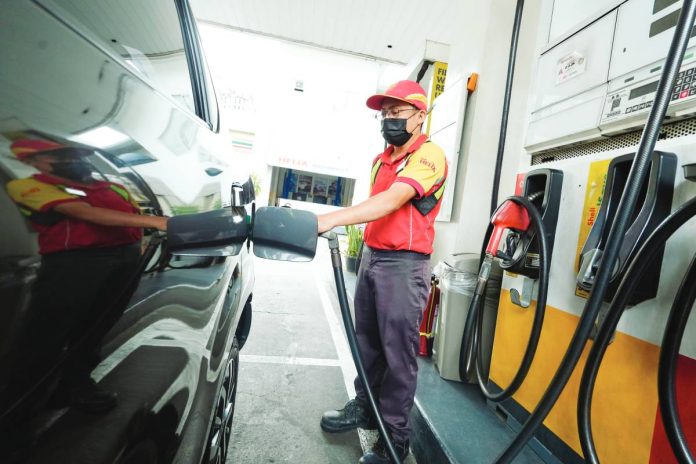 Tax suspension copy A fuel station attendant fills up a vehicle at a gas station along Timog Avenue in Quezon City, as rising fuel prices weigh on motorists and transport operators. PNA