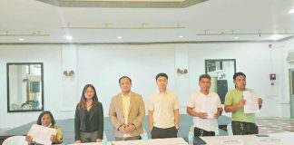 Atty. Dino De Leon joined 42 former employees of Vallacar Transit, Inc. as they filed criminal complaints before the Bacolod City Prosecutor’s Office against company officials.