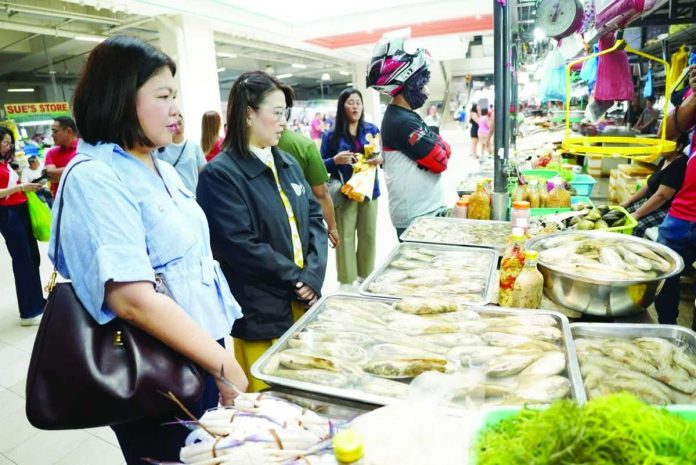 A GLIMPSE OF PROGRESS AND COMMUNITY PRIDE AT THE MODERN MARKETS OF ILOILO CITY. Key figures in public service and media — Presidential Communications Office Undersecretary Claire Castro, former Senate President Franklin Drilon, and journalist Ces Drilon — visited the city’s modern market facilities. They were warmly welcomed and accompanied on a market tour by Mayor Raisa Treñas. The visit highlights local development, innovation in public spaces, and the continued commitment to improving market facilities for Ilonggos.