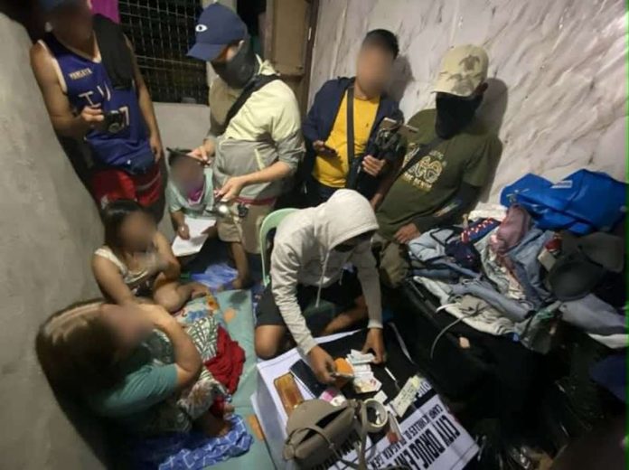 drug_bust_compressed_resized Police confiscated 10 plastic sachets of suspected shabu valued at around P476,000 from a mother and her daughter during an anti-illegal drugs operation in Barangay Simon Ledesma, Jaro, Iloilo City on April 21, 2026. ICPO PHOTO