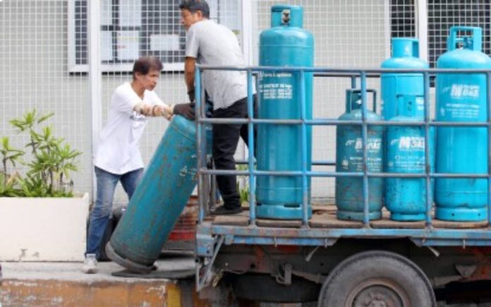 excise tax Workers unload liquefied petroleum gas tanks for delivery at a hotel in Manila on April 8, 2026. President Ferdinand R. Marcos Jr. on Monday, April 13, suspended the excise tax of LPG and kerosene to help Filipinos cope with rising fuel prices. PNA PHOTO BY YANCY LIM