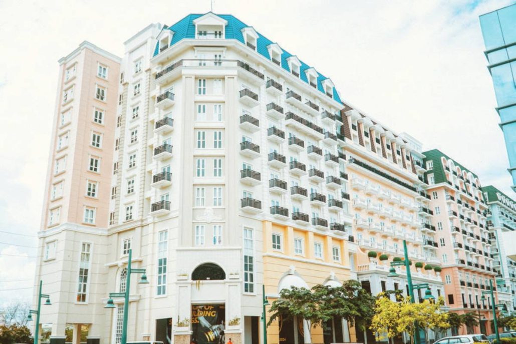 Themed residential condominiums, including the Parisian-inspired Saint Honore and Saint Dominique, are just a few minutes’ walk away from the International Corporate Plaza.