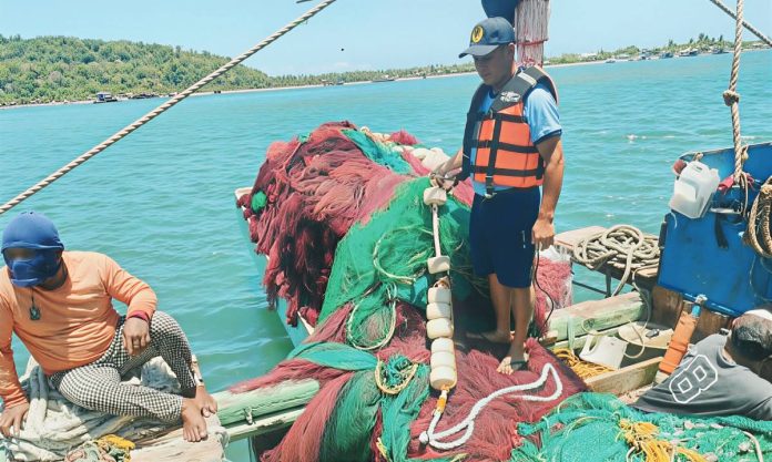 illegal fishing1-edited Regional Director Remia Aparri (right photo) of the Bureau of Fisheries and Aquatic Resources in Western Visayas says that while progress has been made in curbing illegal fishing across the region, some operators have resorted to “front” operations and forged permits to evade law enforcement. Left photo shows a fishing boat apprehended for illegal operations in Barangay Olotayan, Roxas City, last March. RADYO MARAGTAS PHOTO