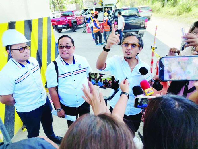ime_Buhang_copy_compressed_resized Public Works Secretary Vince Dizon addresses the media during his inspection of the Buhang flyover in Jaro, Iloilo City, ordering an accelerated repair timeline and targeting its reopening by April 30, 2026 to ease the burden on motorists amid rising fuel costs. PHOTOS BY HAZEL JOY FORTIN, UA INTERN
