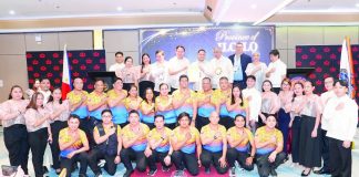 Iloilo’s Gov. Arthur Defensor Jr., joined by Provincial Board member Rolando Distura and Provincial Disaster Risk Reduction and Management Office chief Cornelio Salinas, leads frontliners in receiving the province’s Gold Award for outstanding disaster resilience initiatives from Office of Civil Defense administrator Undersecretary Harold Cabreros and OCD Region 6 Director Raul Fernandez during the Regional Disaster Risk Reduction Management Assessment Recognition Ceremony. PHOTO FROM BALITA HALIN SA KAPITOLYO