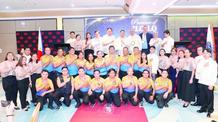 Iloilo’s Gov. Arthur Defensor Jr., joined by Provincial Board member Rolando Distura and Provincial Disaster Risk Reduction and Management Office chief Cornelio Salinas, leads frontliners in receiving the province’s Gold Award for outstanding disaster resilience initiatives from Office of Civil Defense administrator Undersecretary Harold Cabreros and OCD Region 6 Director Raul Fernandez during the Regional Disaster Risk Reduction Management Assessment Recognition Ceremony. PHOTO FROM BALITA HALIN SA KAPITOLYO