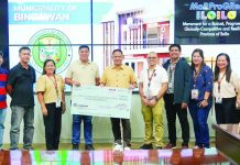 Gov. Arthur Defensor Jr. (fifth from left) leads the turnover of a P5-million check for the Family and Youth Development Center to the Municipality of Bingawan, Iloilo represented by Mayor Matt Palabrica (second from left), together with Provincial Population Office chief Atty. Ruel Von Superio and Engr. Jeb Escarilla at the Iloilo Provincial Capitol. PHOTO FROM BALITA HALIN SA KAPITOLYO