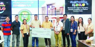 Gov. Arthur Defensor Jr. (fifth from left) leads the turnover of a P5-million check for the Family and Youth Development Center to the Municipality of Bingawan, Iloilo represented by Mayor Matt Palabrica (second from left), together with Provincial Population Office chief Atty. Ruel Von Superio and Engr. Jeb Escarilla at the Iloilo Provincial Capitol. PHOTO FROM BALITA HALIN SA KAPITOLYO