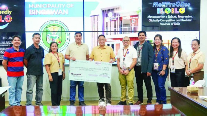 ime_family_center_copy_compressed_resized Gov. Arthur Defensor Jr. (fifth from left) leads the turnover of a P5-million check for the Family and Youth Development Center to the Municipality of Bingawan, Iloilo represented by Mayor Matt Palabrica (second from left), together with Provincial Population Office chief Atty. Ruel Von Superio and Engr. Jeb Escarilla at the Iloilo Provincial Capitol. PHOTO FROM BALITA HALIN SA KAPITOLYO