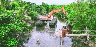 An amphibious excavator is deployed by the Department of Public Works and Highways – Region 6 to carry out clearing and desilting operations along the Batiano River in Oton, Iloilo on April 28, 2026. The activity forms part of the agency’s “Oplan Kontra Baha” campaign aimed at unclogging waterways and reducing flood risks ahead of the rainy season. PHOTO FROM DPWH-6