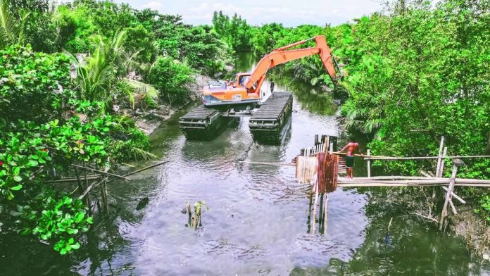 An amphibious excavator is deployed by the Department of Public Works and Highways – Region 6 to carry out clearing and desilting operations along the Batiano River in Oton, Iloilo on April 28, 2026. The activity forms part of the agency’s “Oplan Kontra Baha” campaign aimed at unclogging waterways and reducing flood risks ahead of the rainy season. PHOTO FROM DPWH-6