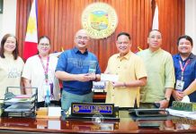 Gov. Arthur Defensor Jr. receives the P750,000 incentive from Department of the Interior and Local Government Region 6 director Juan Jovian Ingeniero and Iloilo Provincial Director Carmelo Orbista at the Iloilo Provincial Capitol on April 27, recognizing the province’s success in its sanitation drive. PHOTO FROM BALITA HALIN SA KAPITOLYO 