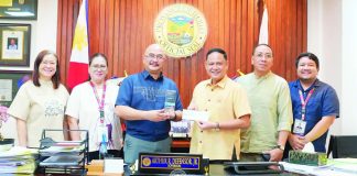 Gov. Arthur Defensor Jr. receives the P750,000 incentive from Department of the Interior and Local Government Region 6 director Juan Jovian Ingeniero and Iloilo Provincial Director Carmelo Orbista at the Iloilo Provincial Capitol on April 27, recognizing the province’s success in its sanitation drive. PHOTO FROM BALITA HALIN SA KAPITOLYO 