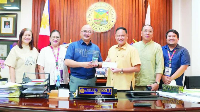 ime_sanitation_incentive_copy_compressed_resized Gov. Arthur Defensor Jr. receives the P750,000 incentive from Department of the Interior and Local Government Region 6 director Juan Jovian Ingeniero and Iloilo Provincial Director Carmelo Orbista at the Iloilo Provincial Capitol on April 27, recognizing the province’s success in its sanitation drive. PHOTO FROM BALITA HALIN SA KAPITOLYO