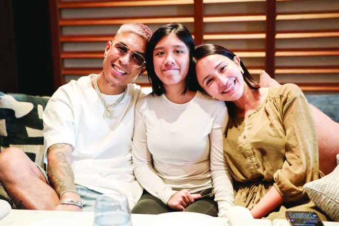 katrina_kris_copy_compressed_resized (From left) Kris Lawrence, Katie and Katrina Halili
