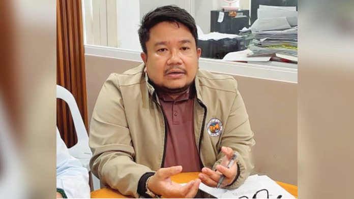 labis Dr. Rodney Labis, head of the Iloilo Provincial Health Office’s Health Service Delivery Division, stresses that leptospirosis is preventable: “Malikawan naton ini paagi sa paglikaw sang paglusong ukon pagpaligo sa tubig-baha, talamnan, kag iban pa nga may higko nga tubig nga kontaminado sang ihi sang infected nga ilaga.”