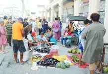 Ambulant vendors surge after city markets rehab Locals pick through a variety of fresh produce from ambulant vendors stationed outside the La Paz Public Market in Iloilo City on April 12, 2026. AJ PALCULLO/PN