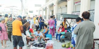 Locals pick through a variety of fresh produce from ambulant vendors stationed outside the La Paz Public Market in Iloilo City on April 12, 2026. AJ PALCULLO/PN