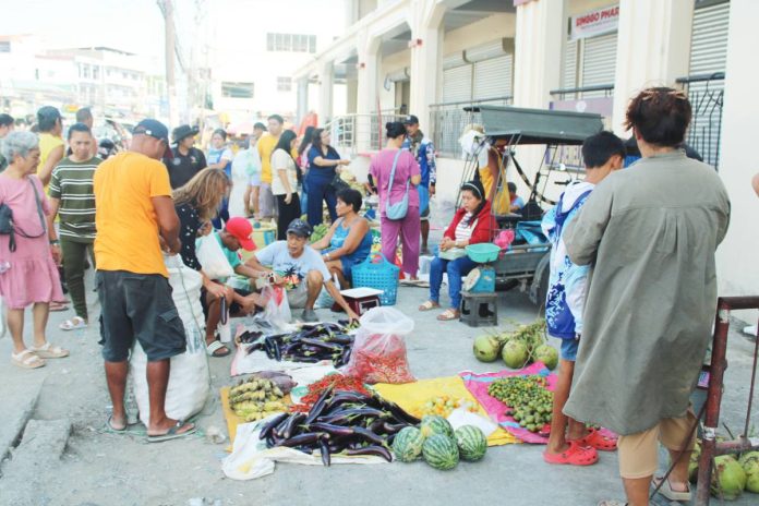 lower tariff copy Locals pick through a variety of fresh produce from ambulant vendors stationed outside the La Paz Public Market in Iloilo City on April 12, 2026. AJ PALCULLO/PN