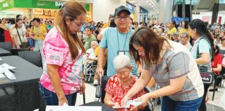 Senior citizens gather at a mall in Iloilo City as authorities facilitate the release of P10,000 assistance, highlighting strong turnout for the government’s expanding financial aid program for the elderly. MAI LADIAO/PN