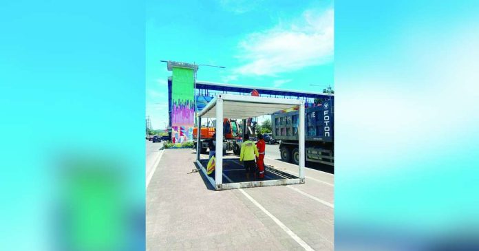 mai cooling_compressed_superimposed HEAT RELIEF HUB. Workers set up an air-conditioned cooling center along Diversion Road in Mandurriao, Iloilo City. The city government will enforce time limits to ensure more residents can access temporary shelter from extreme heat. MAI LADIAO/PN