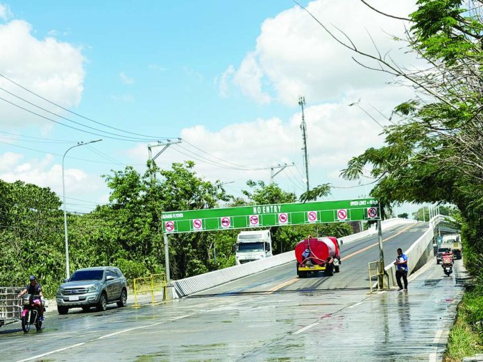 mai_buhang_(1)_compressed_resized The Buhang Flyover in Jaro, Iloilo City has reopened ahead of schedule, with strict “no entry” restrictions still enforced on heavy vehicles, motorcycles, and other prohibited road users. MAI LADIAO/PN