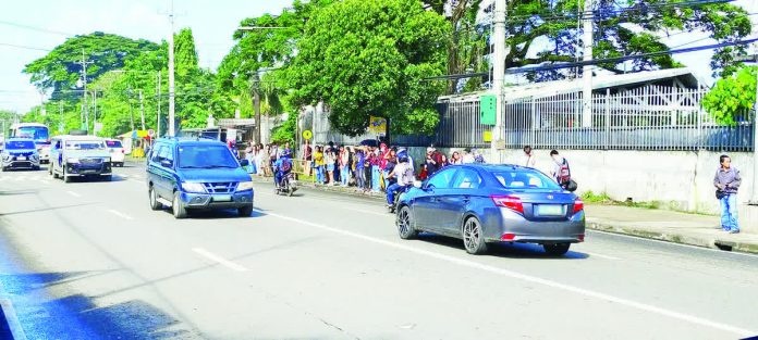 midday-sun Commuters outside the bus terminal in Barangay Camalig, Jaro, Iloilo City endure the midday sun in this file photo. The city government plans to install cooling centers in high-traffic public spaces, particularly transport waiting areas such as plazas, to provide relief to commuters during peak heat hours. PN FILE PHOTO