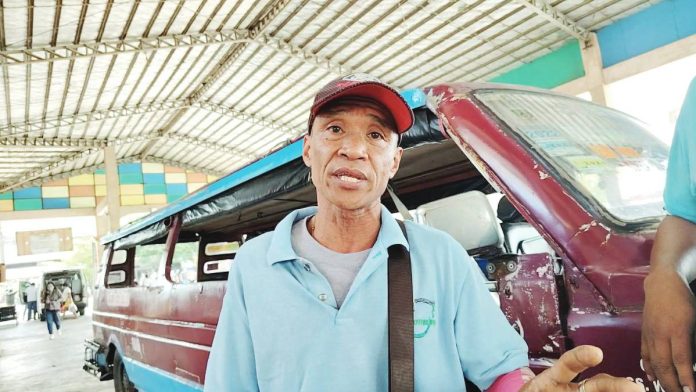 neljoy drivers push thru - Gadian “Mag anum ako ka libot, sang una ang tughong isa ka libo. Subong gatughong ka P2,000. Daw ginabuhi mo lang ‘ya gasoline companies,” laments 52-year-old jeepney driver Radey Gadian of Barotac Nuevo, Iloilo. NELJOY GALIGAO/PN