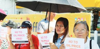 PROTEST VS FUEL HIKE. Members of the No to Oil Price Hike Coalition and allied transport groups stage a demonstration in Iloilo City, calling on the government to take urgent action against the continuing surge in fuel prices that is straining the livelihood of drivers and burdening commuters. AJ PALCULLO/PN