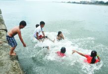 DOH pushes swimming, basic life support training across WV as drownings persist SWIMMING AS SURVIVAL SKILL. Children dive into coastal waters in Barangay Rizal Pala-pala II, Iloilo City to escape the summer heat — highlighting the Department of Health’s push to treat swimming as a life-saving skill amid persistent drowning risks. PN PHOTO