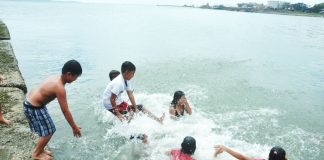 SWIMMING AS SURVIVAL SKILL. Children dive into coastal waters in Barangay Rizal Pala-pala II, Iloilo City to escape the summer heat — highlighting the Department of Health’s push to treat swimming as a life-saving skill amid persistent drowning risks. PN PHOTO