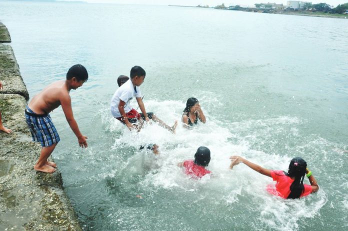 neljoy swimming life skill SWIMMING AS SURVIVAL SKILL. Children dive into coastal waters in Barangay Rizal Pala-pala II, Iloilo City to escape the summer heat — highlighting the Department of Health’s push to treat swimming as a life-saving skill amid persistent drowning risks. PN PHOTO