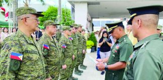 Formally joining the Philippine Army Reserve, Iloilo’s Gov. Arthur Defensor Jr. (second from left) and other provincial officials (Provincial Administrator Raul Banias, Provincial Population Office head Atty. Ruel Von Superio, Atty. Artem Ron Raymundo, Charles Lemeric, Leobert Pinuela, and Gerry Mae Alcoriza) receive their certificates and serial numbers during a flag-raising ceremony at the Iloilo Provincial Capitol after completing their training.