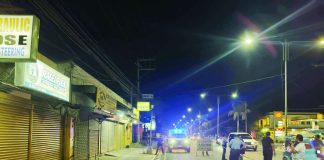 Police cordoned the area where two women were shot by a lone gunman along the roadside in Barangay Ungka 1, Pavia, Iloilo Tuesday night, April 14, 2026. According to the Pavia police station, one victim died while the other remained in critical condition. LYNDIE C. DEFACTO/PN