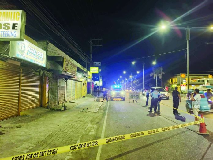 pavia_shooting_compressed_resized Police cordoned the area where two women were shot by a lone gunman along the roadside in Barangay Ungka 1, Pavia, Iloilo Tuesday night, April 14, 2026. According to the Pavia police station, one victim died while the other remained in critical condition. LYNDIE C. DEFACTO/PN