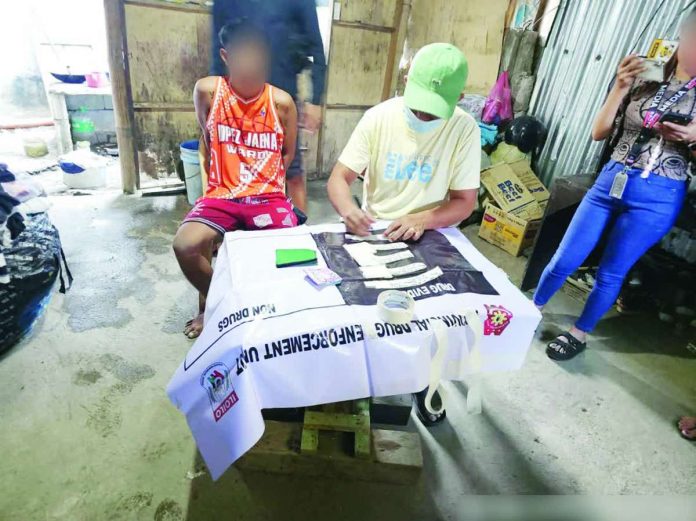 pototan_shabu_compressed_resized Joint police operatives apprehended alias “Negro” (left), classified as a high-value individual, in an anti-illegal drug operation in Barangay Naslo, Pototan, Iloilo on April 25. Seized from his possession were five plastic sachets containing suspected shabu valued at around P1,224,000. IPPO PHOTO