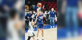 Rain or Shine Elasto Painters’ Andrei Caracut pulls up for a three-pointer in front of Blackwater Bossing’s RK Ilagan. PBA PHOTO