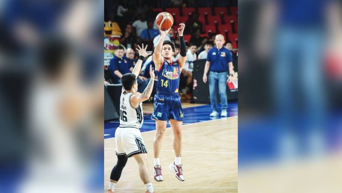 rain Rain or Shine Elasto Painters’ Andrei Caracut pulls up for a three-pointer in front of Blackwater Bossing’s RK Ilagan. PBA PHOTO