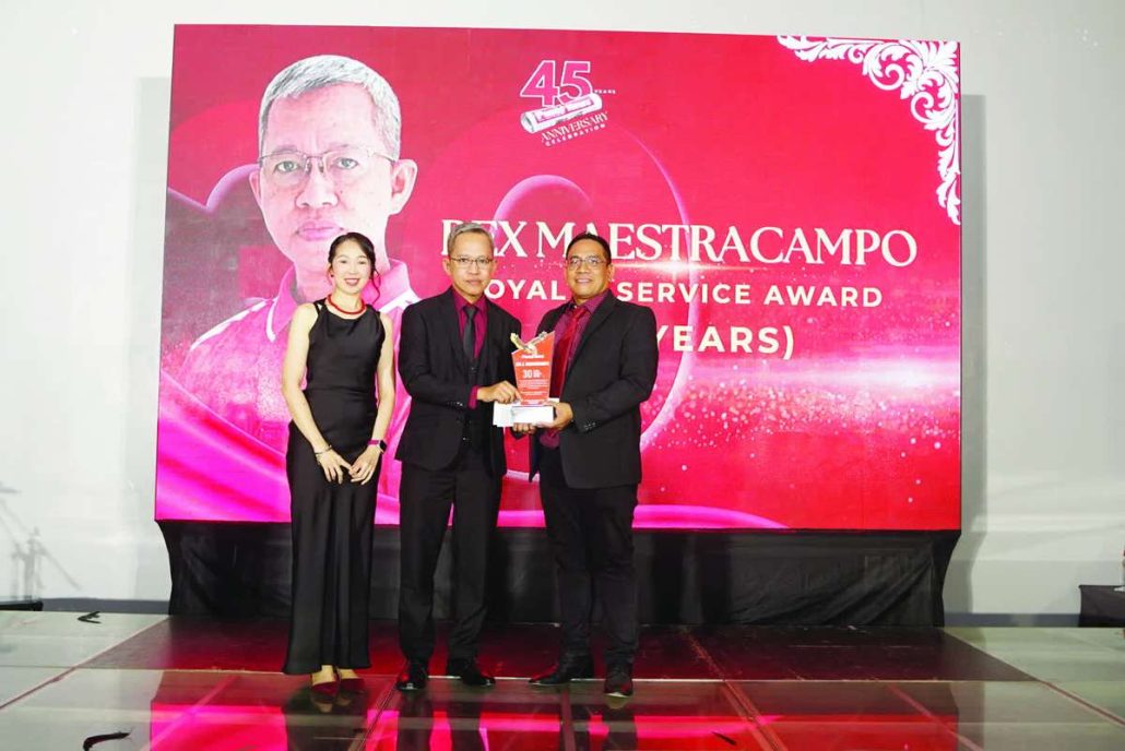 Panay News’ Editor-in-Chief Rex Maestrecampo receives the Loyalty Service Award.