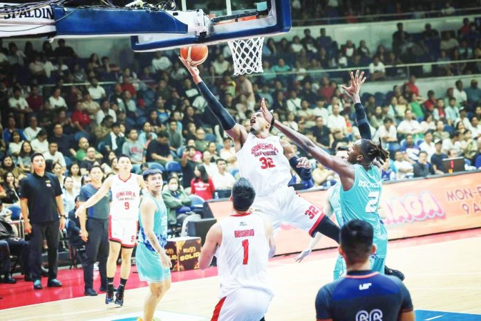 sports Brown Barangay Ginebra San Miguel Kings' Justin Brownlee attempts a tough layup while being defended by Phoenix Super LPG Fuel Masters' James Dickey III. PBA PHOTO