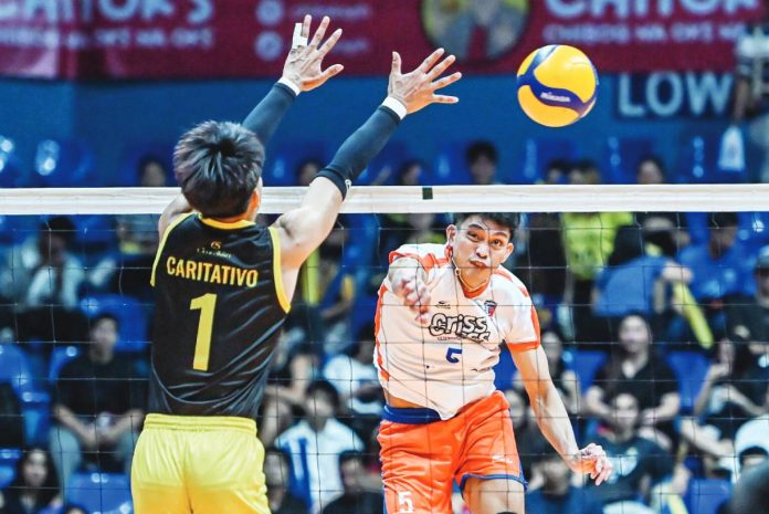 sports Criss copy Criss Cross King Crunchers’ Jude Garcia scores against the defense of Savouge Spin Doctors’ Shawie Caritativo. SPIKERS’ TURF PHOTO