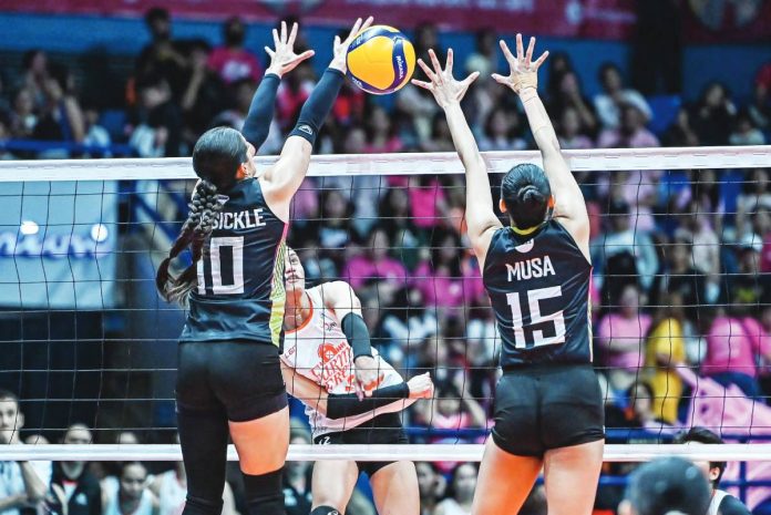 sports Foxies Farm Fresh Foxies’ Trisha Tubu scores against two Nxled Chameleons defenders. PVL PHOTO