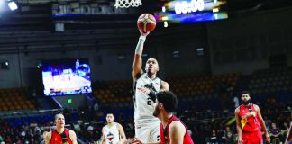 Blackwater Bossing’s Sedrick Barefield scores against the defense of San Miguel Beermen’ s Bennie Boatwright. PBA PHOTO