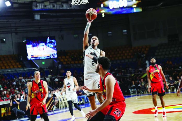 Blackwater Bossing’s Sedrick Barefield scores against the defense of San Miguel Beermen’ s Bennie Boatwright. PBA PHOTO