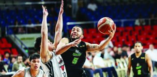 Macau Black Knights’ Phoenix Shackleford pulls up for a tough shot against Blackwater Bossing’s Bryan Andrade. PBA PHOTO